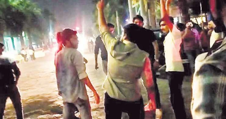 सड़क पर लाउड म्यूजिक बजाकर डांस कर रहे युवकों को पुलिस ने लगाई लताड़