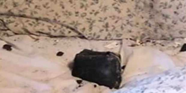 meteorite | महिला के बेडरूम में छत को चीरते हुए गिरा उल्कापिंड, बाल-बाल बची जान
