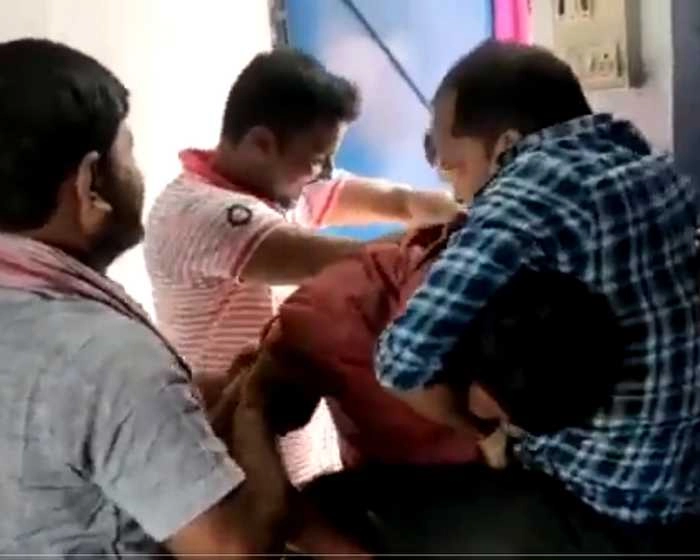 हेडमास्टर की कुर्सी के लिए शिक्षकों में मारपीट, 'कुश्ती' का वीडियो हुआ वायरल