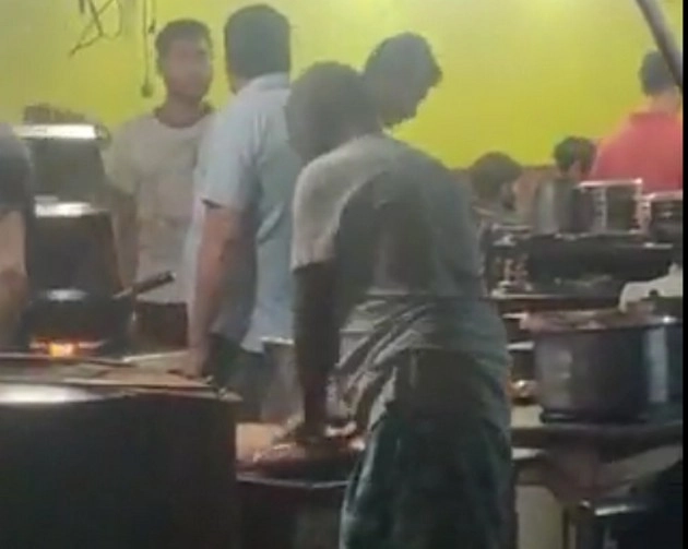 वायरल हुआ थूक से रोटी बनाने का वीडियो, कूक गिरफ्‍तार... - cook arrested for spitting on tandoori rotis in ghaziabad
