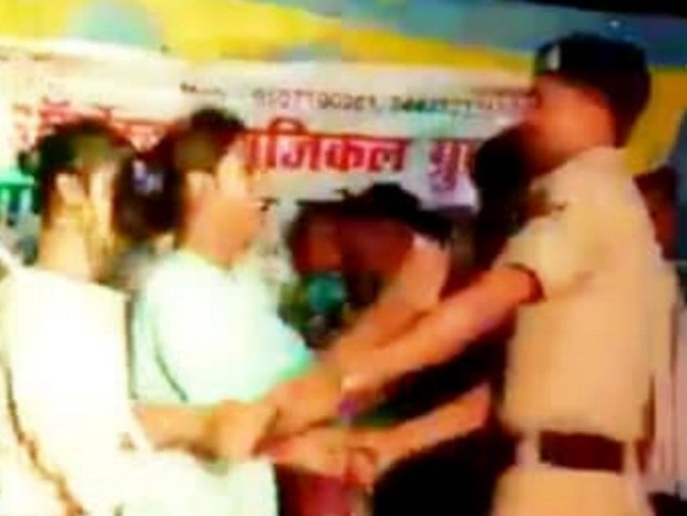 बिहार : सिपाही का वीडियो वायरल, बार बालाओं के साथ लगाए ठुमके - bihar samastipur video