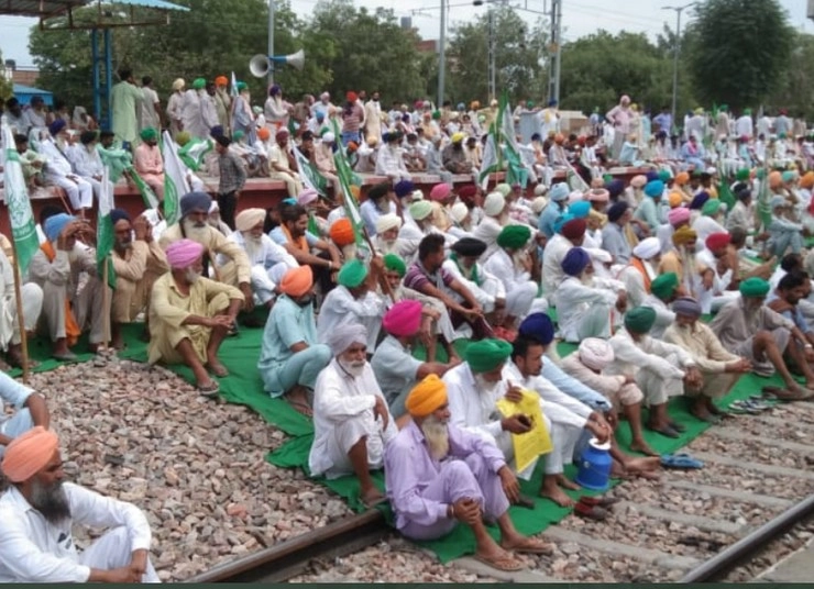 Farmer Protest : पंजाब में किसानों का रेल रोको आंदोलन, पटरियों पर बैठकर की सरकार के खिलाफ नारेबाजी - Rail roko movement of farmers in Punjab