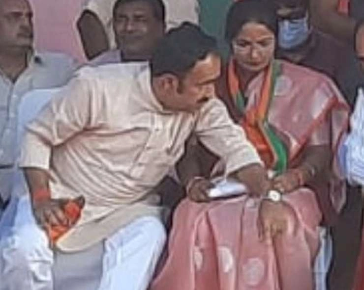 CM शिवराज की सभा में मंत्री बृजेन्द्र प्रताप की हरकतों का वीडियो वायरल, बवाल मचने पर दी सफाई - Video of minister Brijendra Pratap's antics goes viral