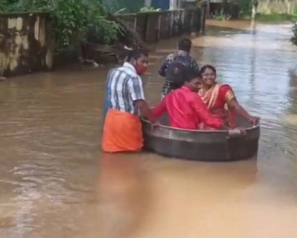 गजब! बाढ़ में बड़े पतीले में बैठकर शादी स्थल तक पहुंचे दूल्हा-दुल्हन - The bride and groom reached the wedding venue sitting in a big pot in the flood in Kerala