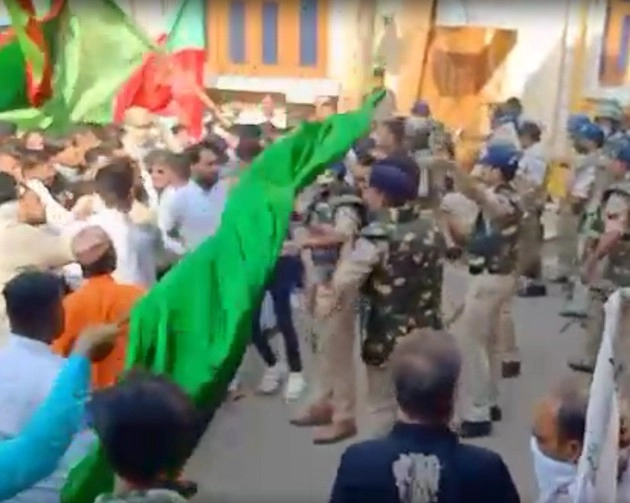 मध्यप्रदेश के धार में जुलूस निकालने को लेकर विवाद, पुलिस ने किया लाठीचार्ज - Dhar : Police lathicharge to control mob