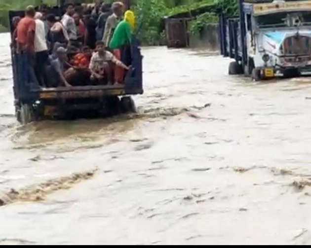उत्तराखंड के चम्पावत में बारिश का कहर, बाढ़ में फंसे 2400 लोगों को किया गया रेस्क्यू - heavy rain in Champawat, SDRF rescued 2400 people from flood