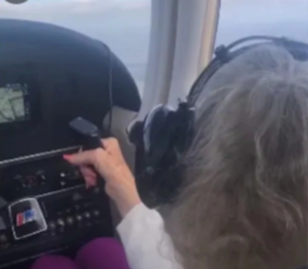 84 वर्षीय दादी ने उड़ाया प्लेन, सोशल मीडिया पर वायरल हुआ वीडियो - 84-yr-old ex pilot with Parkinsons gets to fly a plane for last time Viral video has Internet cheering