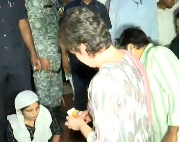 आगरा जा रहीं प्रियंका गांधी ने रास्ते में रुककर महिला के जख्म पर लगाया मरहम - Priyanka Gandhi treated the injured