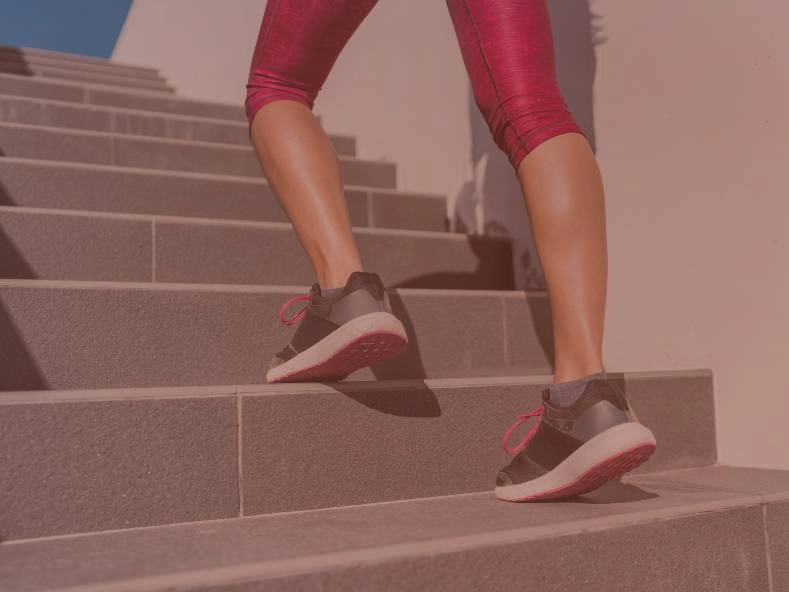 घर पर सीढ़ियों से इस तरह करें चर्बी कम, पैसा और समय दोनों बचेगा - how to lose extra fat at home by stairs