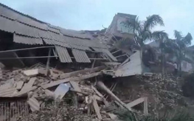 UP के जौनपुर में गिरा 3 मंजिला मकान, 5 लोगों की मौत, 6 घायल