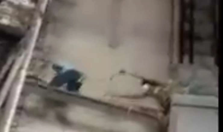Video : CISF के जवान ने चिमनी में फंसे कर्मचारियों को बचाया