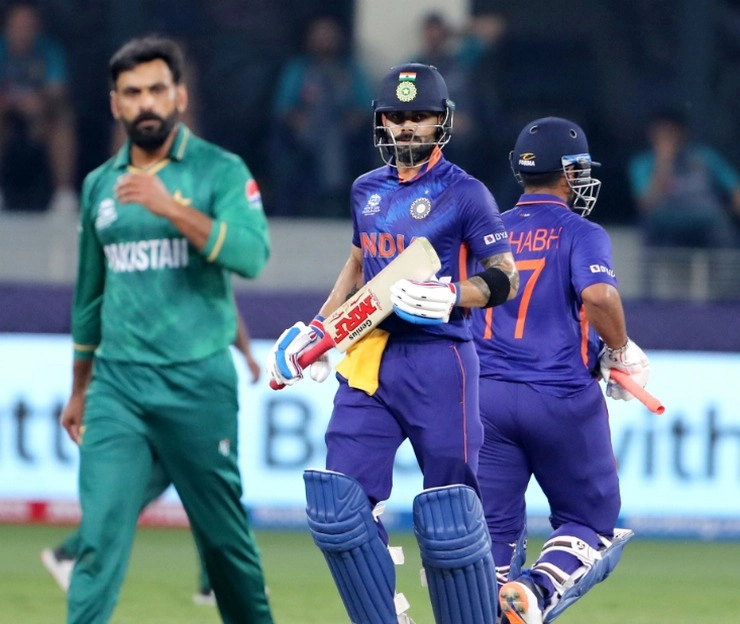 विराट कोहली ने पाक के खिलाफ टी-20 विश्वकप में जड़ा तीसरा अर्धशतक, भारत को 151 तक पहुंचाया - Virat Kohli powers india to 151 runs