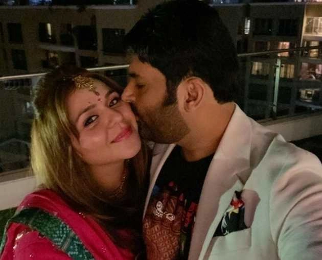 करवा चौथ पर कपिल शर्मा का दिखा रोमांटिक अंदाज, पत्नी गिन्नी चतरथ को किस करते हुए शेयर की तस्वीर - kapil sharma kisses wife ginni chatrath on karwa chauth photos viral