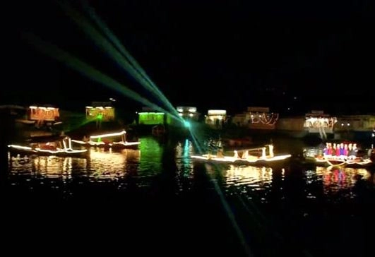 Floating Theatre: डल झील में बनाया एशि‍या का पहला तैरता थि‍एटर, सोशल मीडि‍या में हुआ वायरल - Floating Theatre, floating theatre in Dal lake