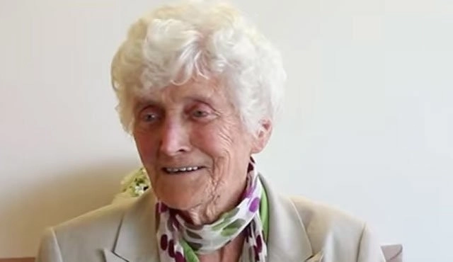 एलीन एश बनी दुनिया की सबसे उम्रदराज क्रिकेटर, मनाया 110वां जन्मदिन (वीडियो) - Eileen Ash becomes the oldest cricketer alive as she raise toast to 110th birthday bash