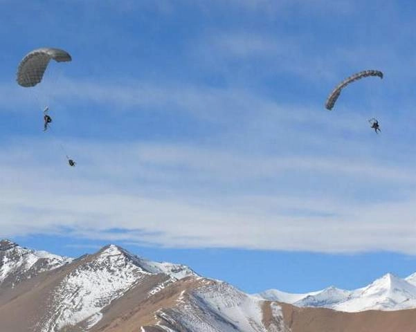 चीन की चालबाजी के बीच लद्दाख में भारतीय सैनिकों ने 14000 फुट की ऊंचाई पर दिखाई ताकत - Indian soldiers exercise in Ladakh at an altitude of 14000 feet