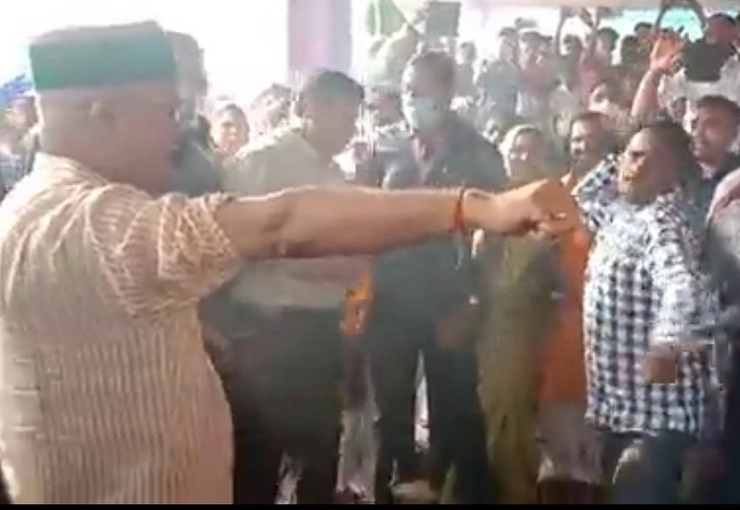 Video : छत्तीसगढ़ के मुख्‍यमंत्री भूपेश बघेल को क्यों पड़े सोटे? जानिए वजह - chhattisgarh cm bhupesh baghel whipped on govardhan puja