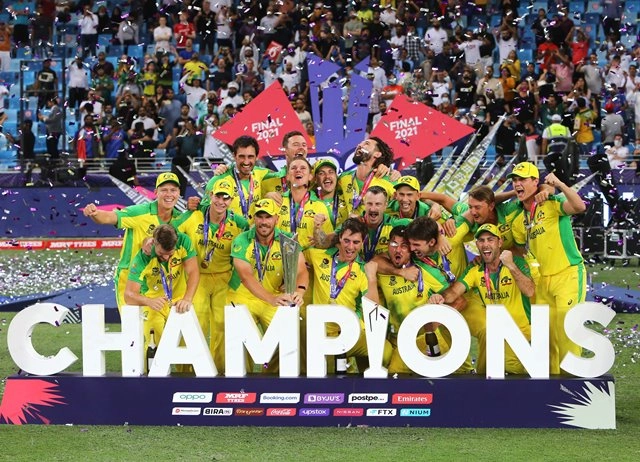 जूते में बियर पीकर मनाया कंगारू टीम  ने टी-20 विश्वकप का खिताबी जश्न (वीडियो) - Australia celebrates T 20 maidin title victory with a most yuck activity
