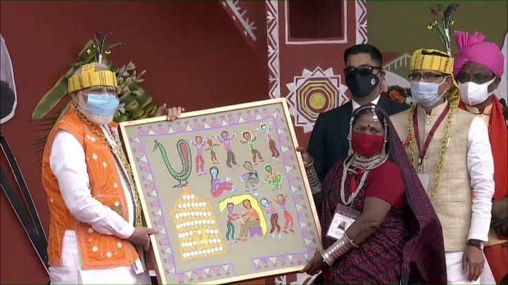 भूरीबाई कहानी उस आदिवासी मजदूर महिला कलाकार की जिसने प्रधानमंत्री नरेंद्र मोदी को मंच पर भेंट की अपनी कलाकृति