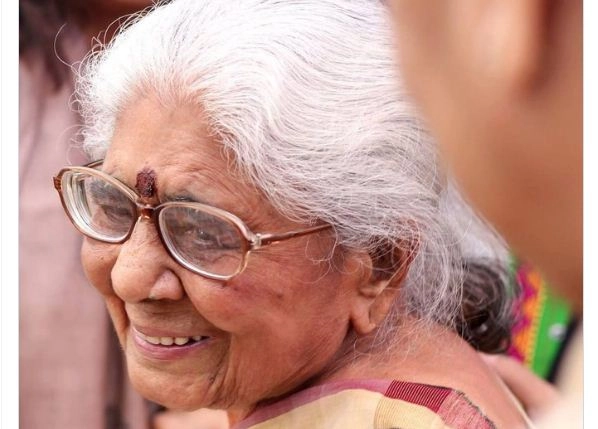 प्रसिद्ध लेखिका मन्नू भंडारी का 90 साल की उम्र में निधन, ‘महाभोज’ और ‘आपका बंटी’ जैसी कालजयी रचनाएं दर्ज है उनके नाम - Writer, mannu bhandari, death, mannu bhandari death