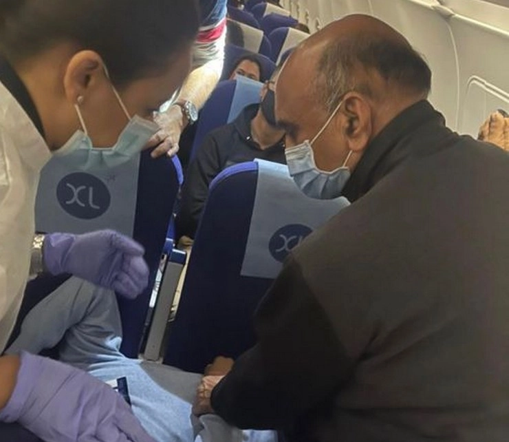 विमान में सवार यात्री हुआ बीमार तो केंद्रीय मंत्री ने की मदद - Union Minister Bhagwat Karad provides medical help to co-passenger on flight, Internet says Leader of People