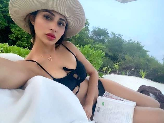 टीवी की 'नागिन' मौनी रॉय का हॉट अंदाज, बिकिनी पहन दिए जबरदस्त पोज - mouni roy hot bikini photos viral on social media