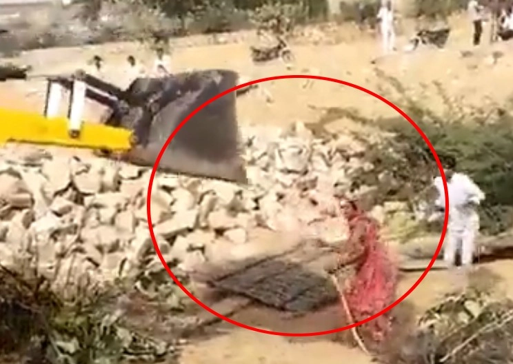Viral video : महिला पर JCB चढ़ाने की कोशिश, रोंगटे खड़े कर देने वाला वीडियो - Rajasthan: Viral video shows JCB machine trying to mow down woman in Barmer; FIR lodged