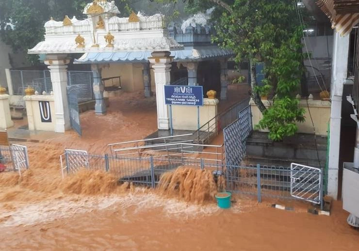 आंध्रप्रदेश में भारी बारिश, तिरुपति में सड़कों पर भरा पानी, निचले इलाकों में बाढ़ जैसे हालात - andhra pradesh heavy rainfall leads to inundation of roads in tirupati