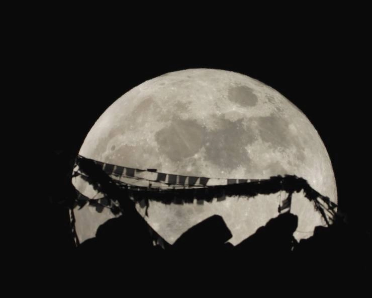 580 साल बाद दिखा सबसे लंबा चंद्र ग्रहण, देखिए तस्‍वीरें...