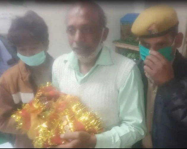आस्था के खेल निराले, लड्डू गोपाल का टूटा हाथ, रोते हुए पुजारी प्रतिमा लेकर पहुंचा अस्पताल - treatment of Laddu Gopal in hospital