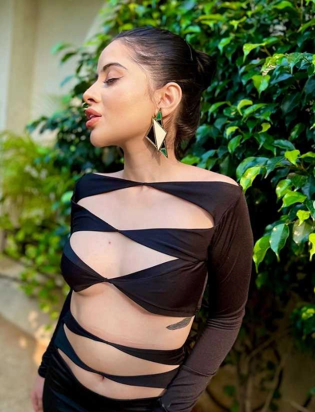 उर्फी जावेद ने पार की बोल्डनेस की सभी हदें, ब्लैक कलर की ड्रेस में शेयर की हॉट तस्वीरें - urfi javed hot black dress photos viral on social media