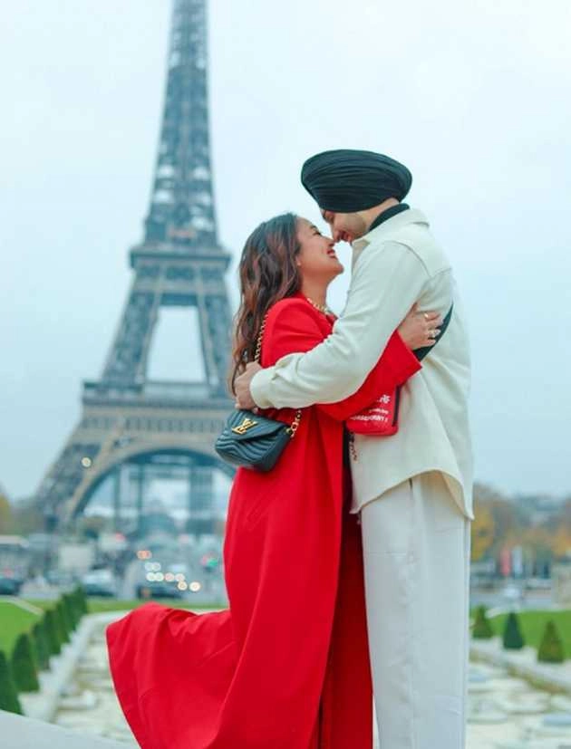 पेरिस में पति रोहनप्रीत सिंह संग रोमांटिक हुईं नेहा कक्कड, लिपलॉक करते हुए शेयर की तस्वीरें - neha kakkar liplock to rohanpreet singh in front of eiffel tower photos viral