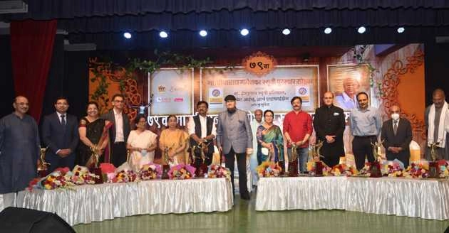 मास्टर दीनानाथ मंगेशकर पुरस्कार से सम्मानित हुए नाना पाटेकर, माला सिन्हा, प्रेम चोपड़ा, और संजय राउत - Nana Patekar Mala Sinha Prem Chopra and Sanjay Raut honored with Master Deenanath Mangeshkar Award