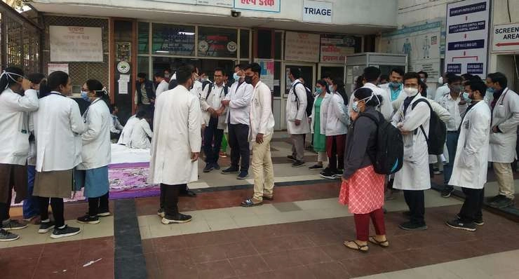 कर्नाटक में हड़ताल पर 5000 रेजिडेंट डॉक्टर - Karnataka : resident doctors on strike