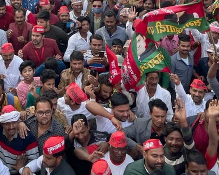 पुलिस से भिड़े सपा कार्यकर्ता, लाठीचार्ज के बाद मची भगदड़ - Samajwadi Party workers clash with police