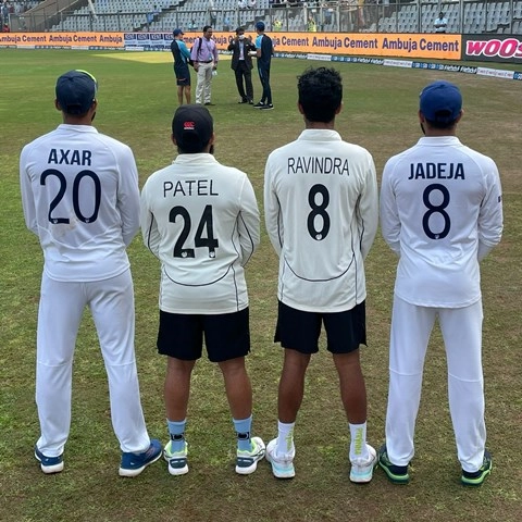 अक्षर पटेल और रविंद्र जड़ेजा की फोटो में नाम दो लेकिन खिलाड़ी चार - Ravindra Jadeja and Axar Patel all four makes two names