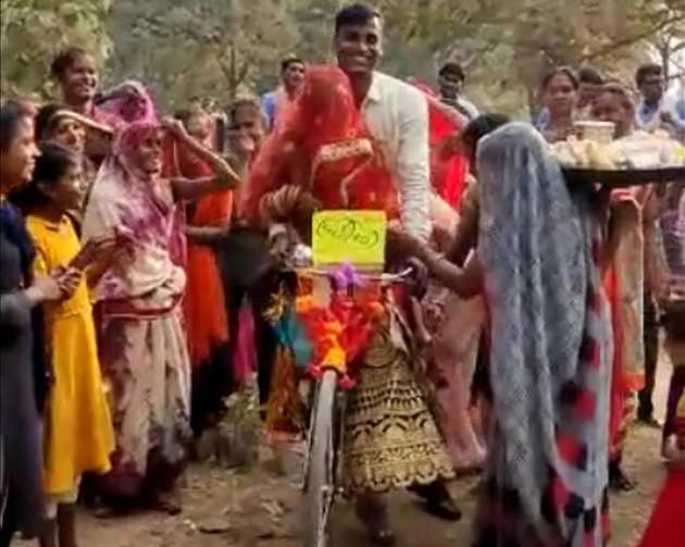 दुल्हन को साइकिल पर विदा कर ले गए DSP साहब, सोशल मीडिया पर वाइरल हुई शादी - DSP bicycle ride with bride, traditional wedding goes viral