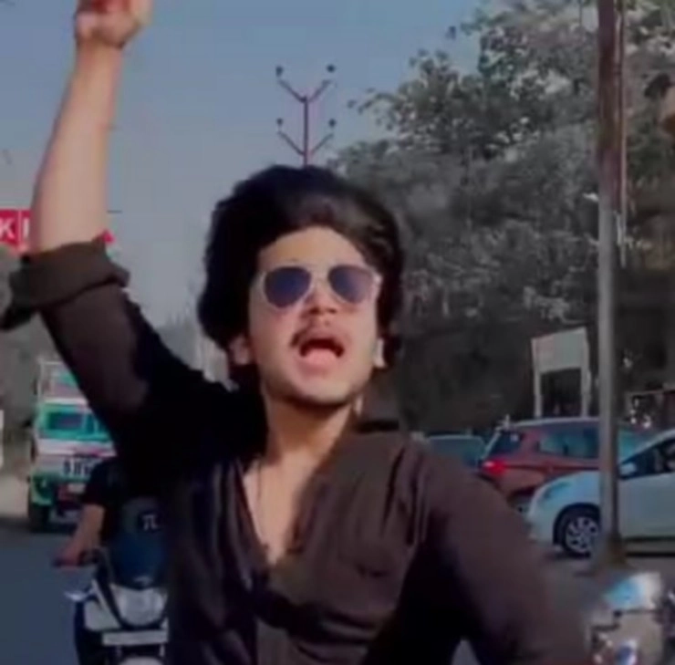 सड़क पर फिल्मी अंदाज में ढूंढ रहा था दुल्हनिया, कानपुर पुलिस ने भेजा 9000 का चालान, देखें VIDEO