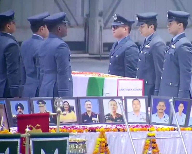 PM नरेन्द्र मोदी ने एयरपोर्ट पहुंचकर दी शहीदों को श्रद्धांजलि : CDS Bipin Rawat Live