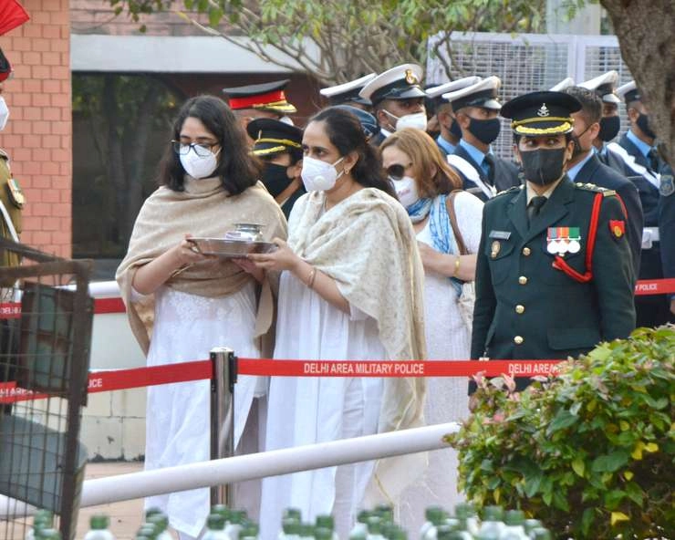 नम आंखों से CDS जनरल बिपिन रावत को अंतिम विदाई, शनिवार को होगा अस्थि विसर्जन - CDS General Bipin Rawat cremated with military honors in Delhi