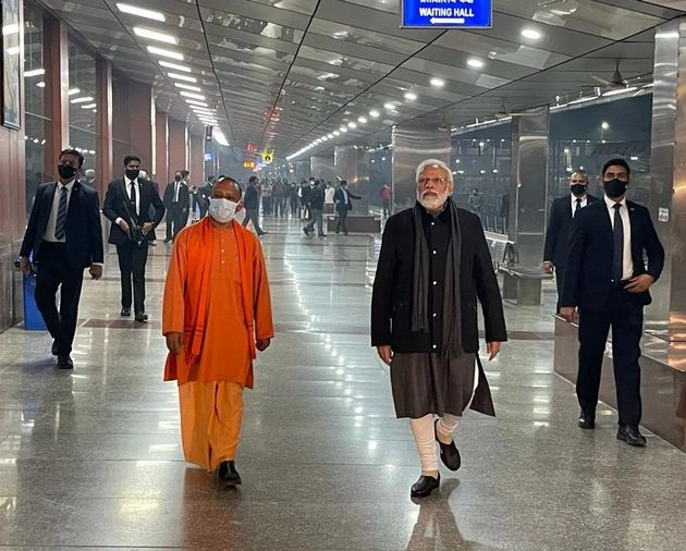 आधी रात को PM मोदी का काशी दर्शन, CM योगी के साथ देखा 'विकास', पहुंचे बनारस रेलवे स्टेशन