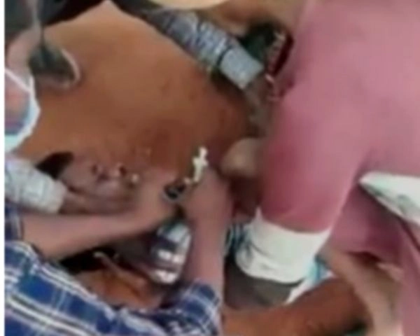 छत्तीसगढ़ में युवक को जमीन पर पटककर लगवाई Corona वैक्सीन - unique method of vaccination