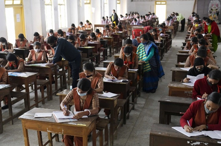 दिल्ली-एनसीआर के स्कूलों में 2 साल बाद ऑफलाइन कक्षाएं पुन: शुरू - Offline classes resume in Delhi NCR schools after 2 years