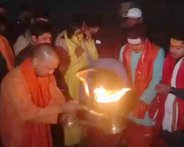 प्रयागराज पहुंचे मुख्यमंत्री योगी, त्रिवेणी संगम पर की पूजा-अर्चना - Chief Minister Yogi reached Prayagraj, worshiped at Triveni Sangam