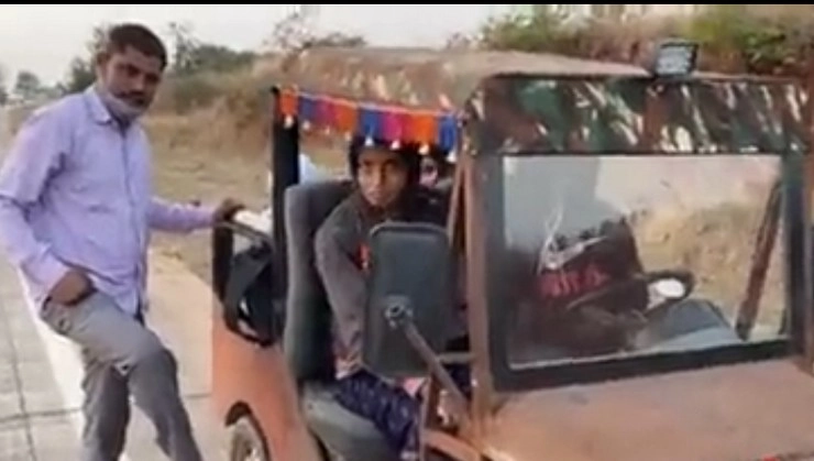 बाइक के इंजन से बना दी Jeep, देशी जुगाड़ देख हैरान हुए आनंद महिन्द्रा - man made a jeep from bike engine anand mahindra shared video and admire the ingenuity