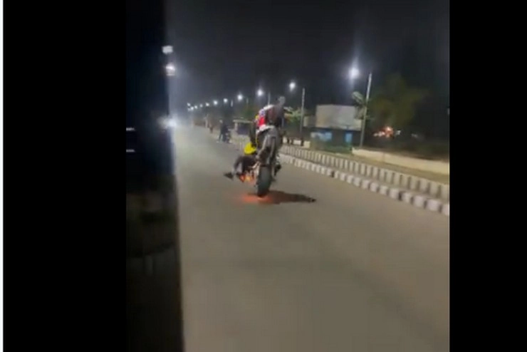 Video : बाइक स्टंट के दौरान हादसा, रोंगटे खड़े कर देगा वीडियो - Bhopal : Rider, Pillion Injured After Bike Stunt Goes Wrong