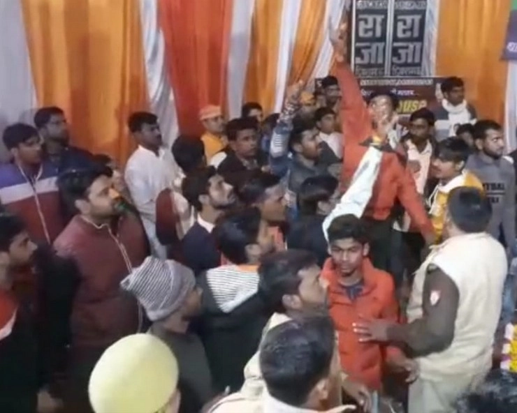 UP में 'जन विश्वास यात्रा' में भिड़े BJP नेता, मंच पर जमकर चले लात-घूंसे - BJP leaders clash in Jan Vishwas Yatra in Uttar Pradesh