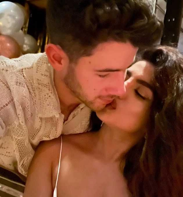 Priyanka Chopra New Year Celebration With Husband Nick Jonas  | निक जोनस संग प्रियंका चोपड़ा ने सेलिब्रेट किया न्यू ईयर, शेयर की रोमांटिक तस्वीरें