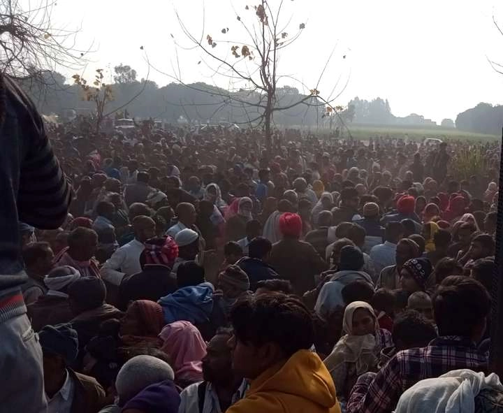 मेरठ जिले में कंबल बांटने के नाम पर रैली में जुटाई भीड़, भगदड़ में कई घायल - Crowd gathered in rally in the name of distribution of blankets in Meerut district, many injured in stampede