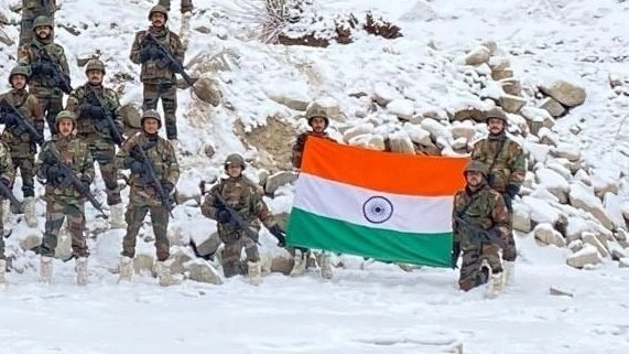 गलवान में चीनी सेना के दुष्प्रचार का भारतीय सेना ने दिया करारा जवाब - Indian Army unfurls national flag in Galwan valley on New Year